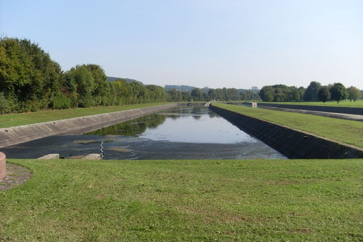 Regenbecken in der Landschaft