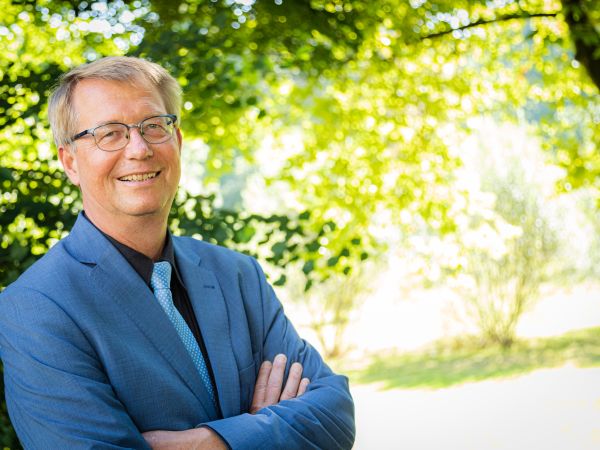 Portrait von einem Mann mit grünem Hintergrund