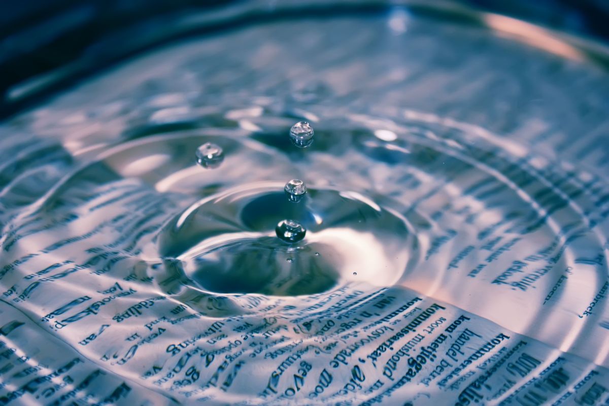Wassertropfen auf Schrift