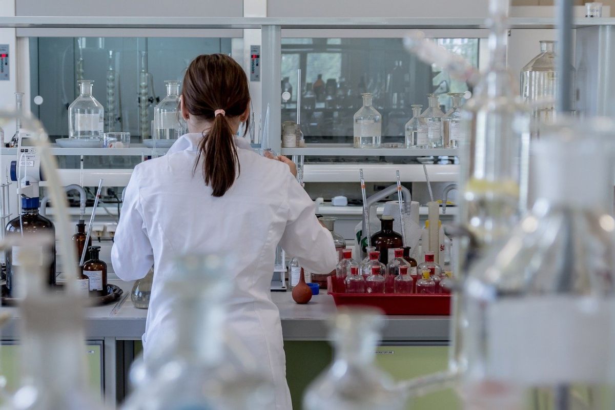 Laborantin im Labor von hinten