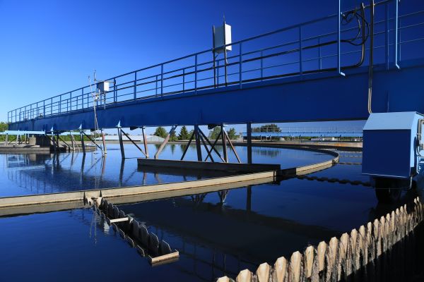 Klärbecken mit Räumer und Brücke
