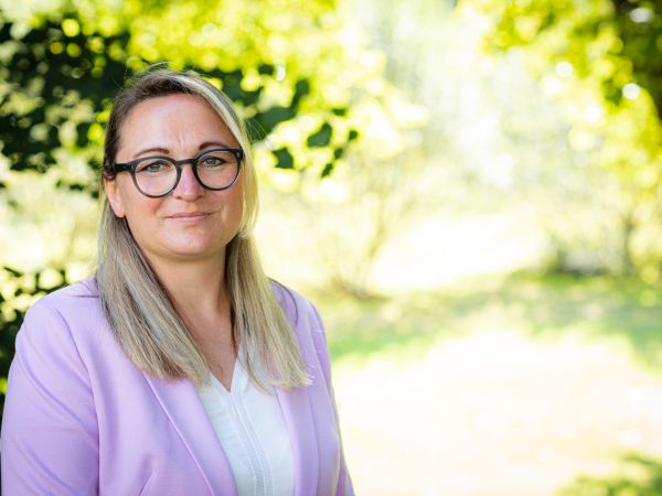 Portrait von einer Frau mit grünem Hintergrund
