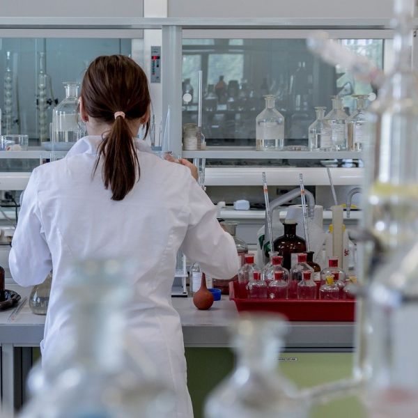 Laborantin im Labor von hinten