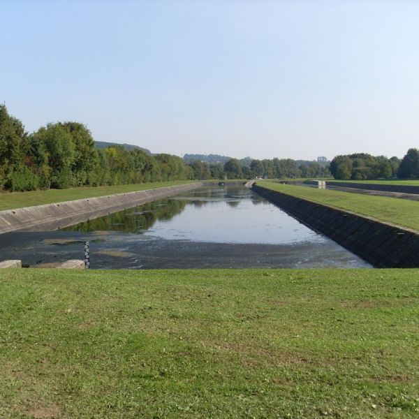 Regenbecken in der Landschaft