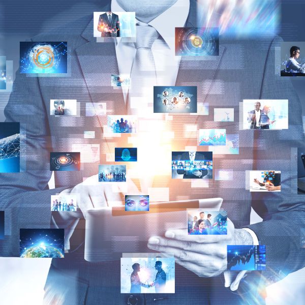 Person mit Laptop und verschiedene digitale Bilder