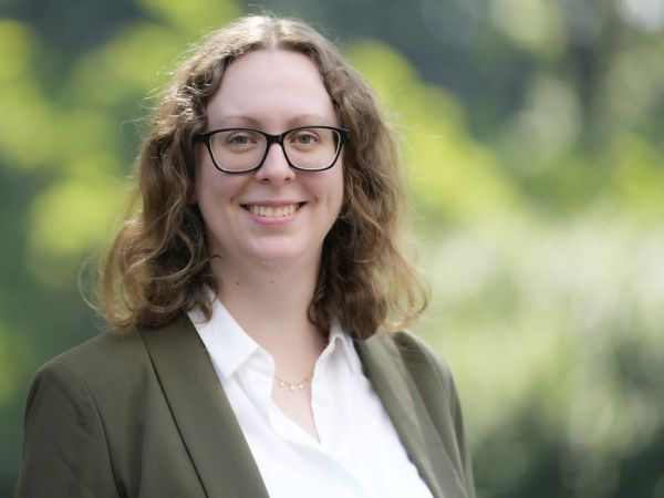 Portrait von einer Frau mit grünem Hintergrund