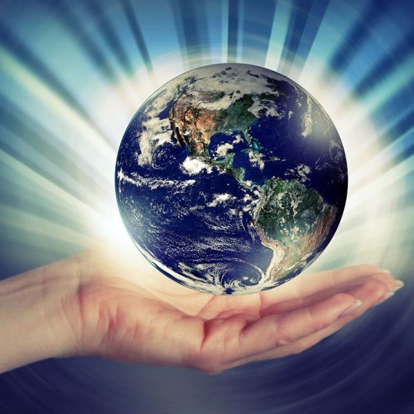Hand mit Erdball