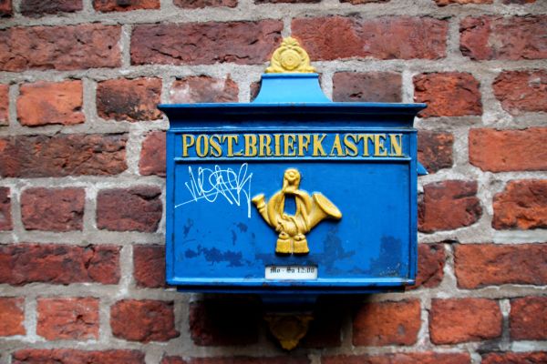 blauer Briefkasten auf Mauerwerk