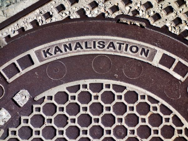 Kanaldeckel mit Aufschrift Kanalisation