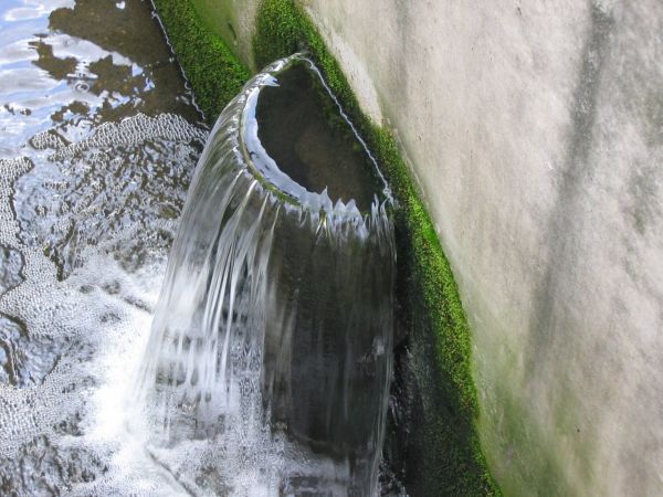 Überlauf an Wand mit Abwasser