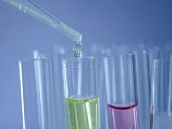 Reagenzgläser mit Pipette und bunter Flüssigkeit