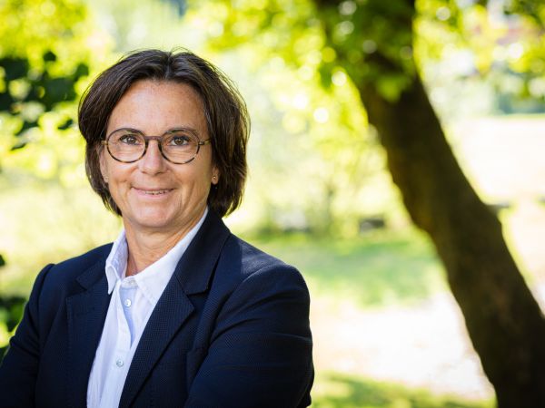 Portrait von einer Frau mit grünem Hintergrund