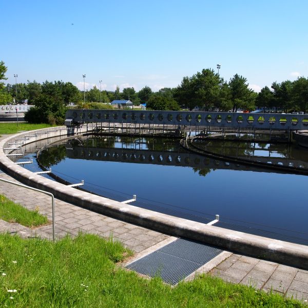 Klärbecken mit grün und Räumerbrücke