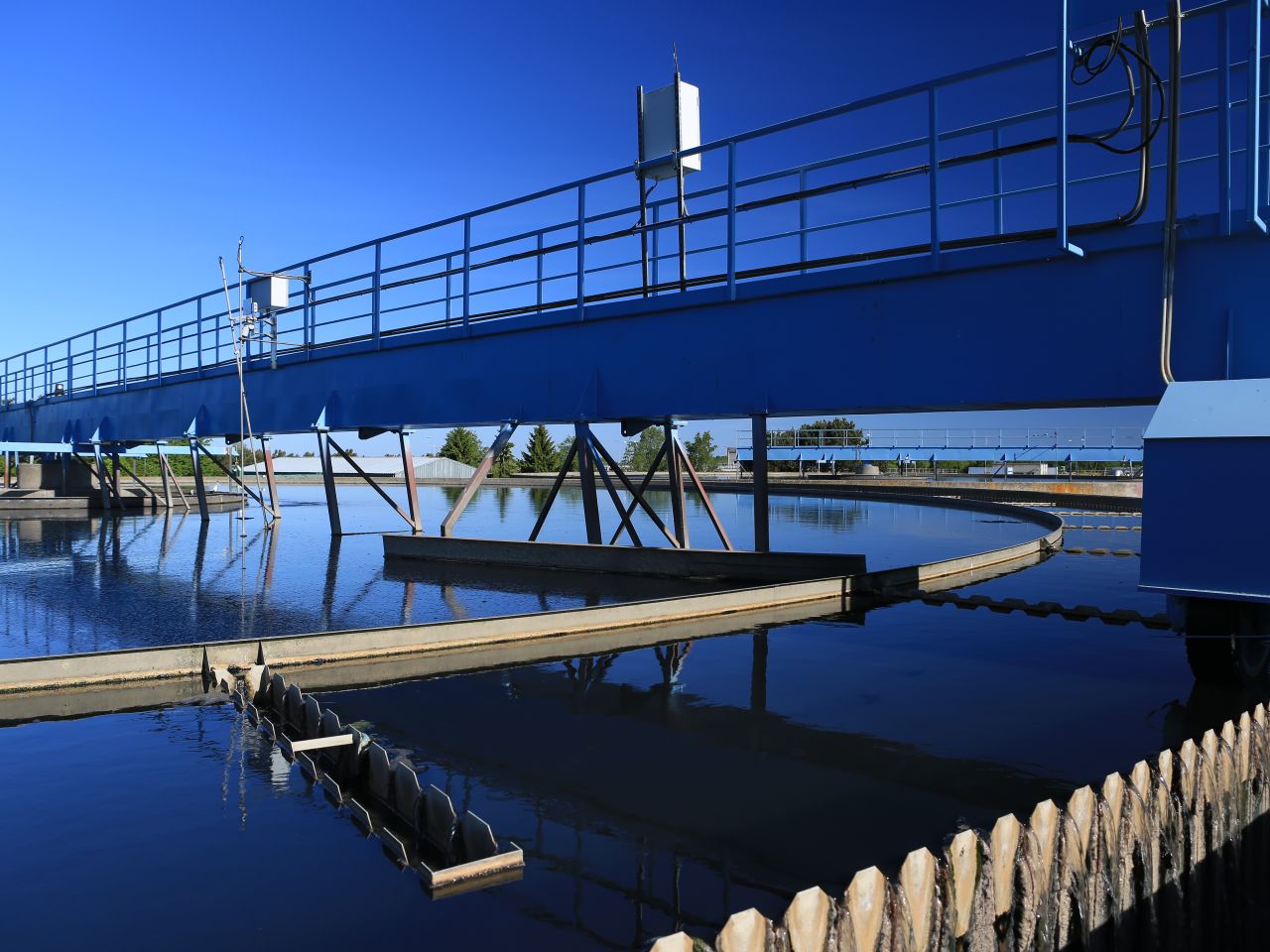 Klärbecken mit Räumer und Brücke