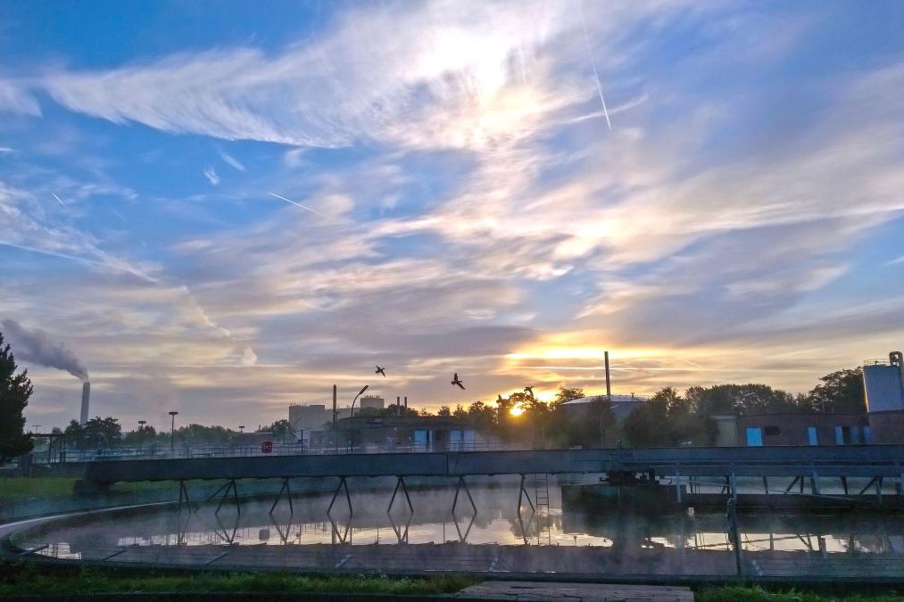 Klärbecken beim Sonnenaufgang