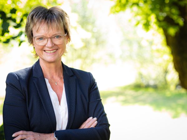 Portrait von einer Frau mit grünem Hintergrund